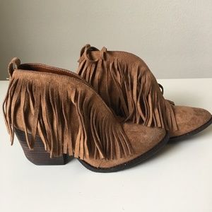 Ankle boots with fringes